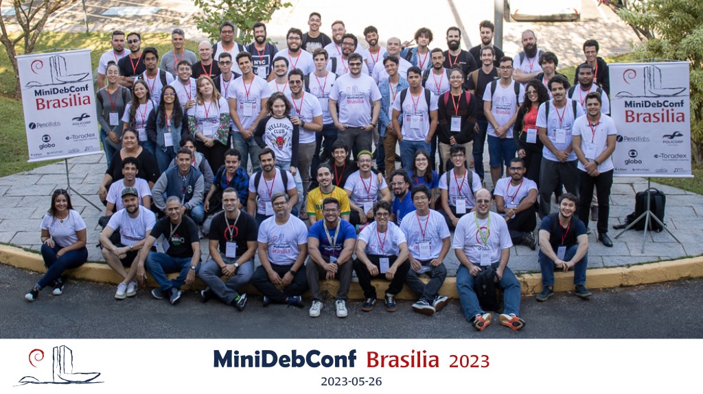 Групповое фото с конференции MiniDebConf в Бразилии, 2023 год